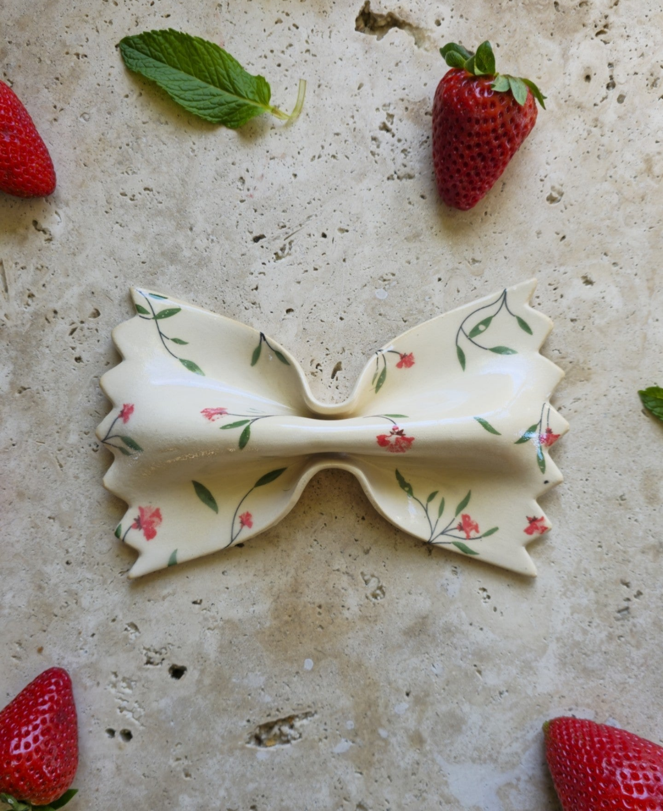 farfalle céramique blanc imprimé motif fleurs rouge