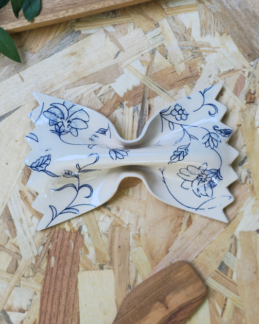 farfalle céramique blanc imprimé fleurs bleues